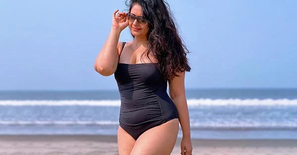 Poonam Bajwa flaunts her voluptuous fine curves in black swimsuit – see all hot pics.