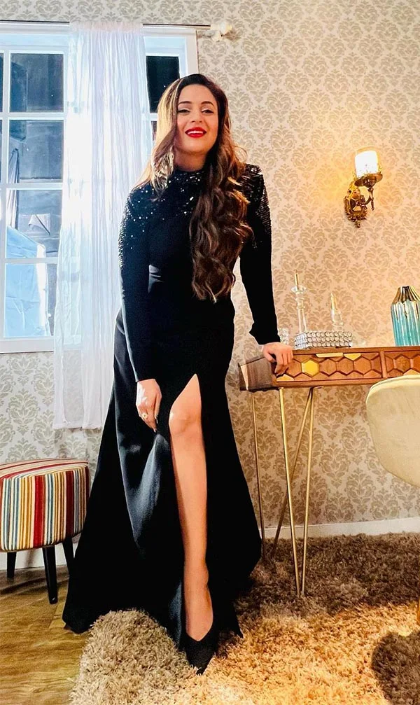 Divyanka Tripathi high slit black dress sexy legs