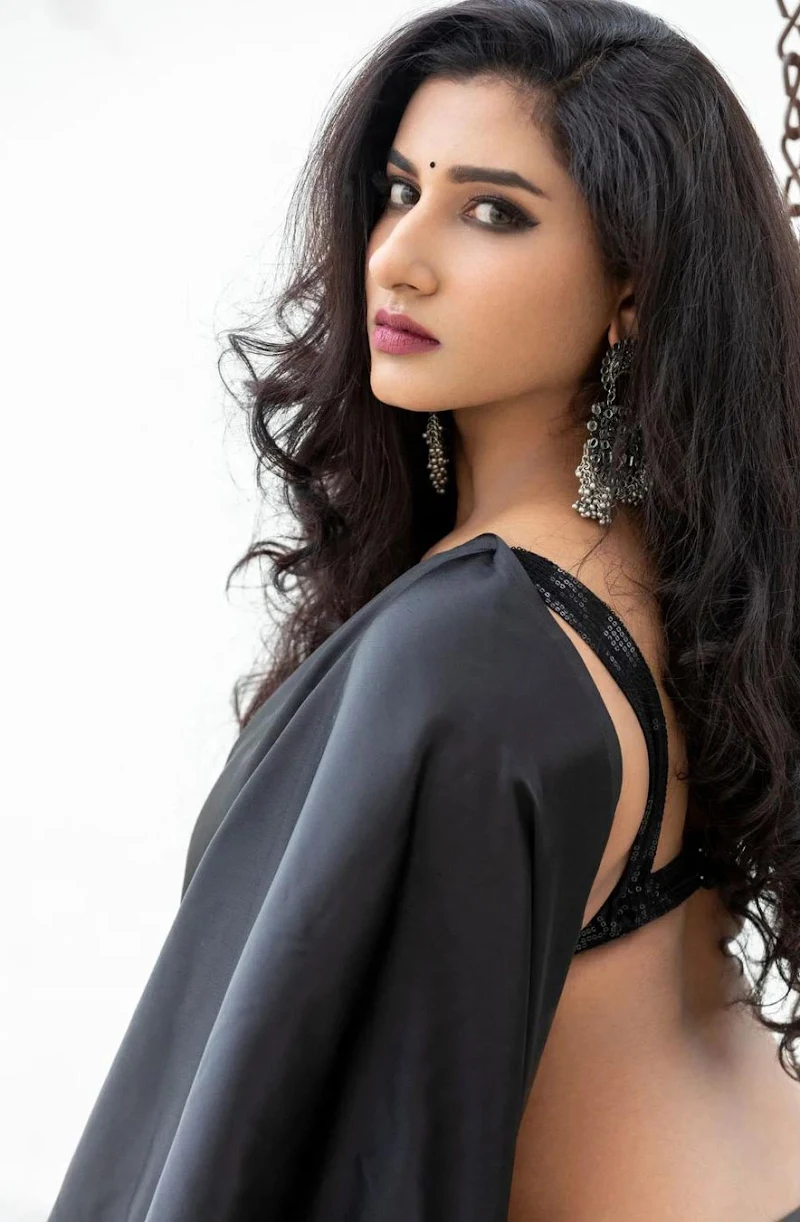 Vishnupriyaa bhimeneni backless black saree hot