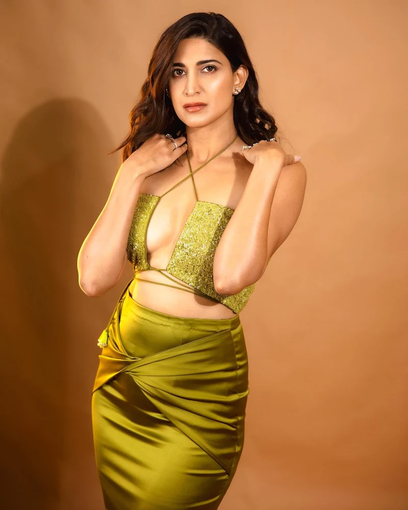 aahana kumra cleavage stylish outfit