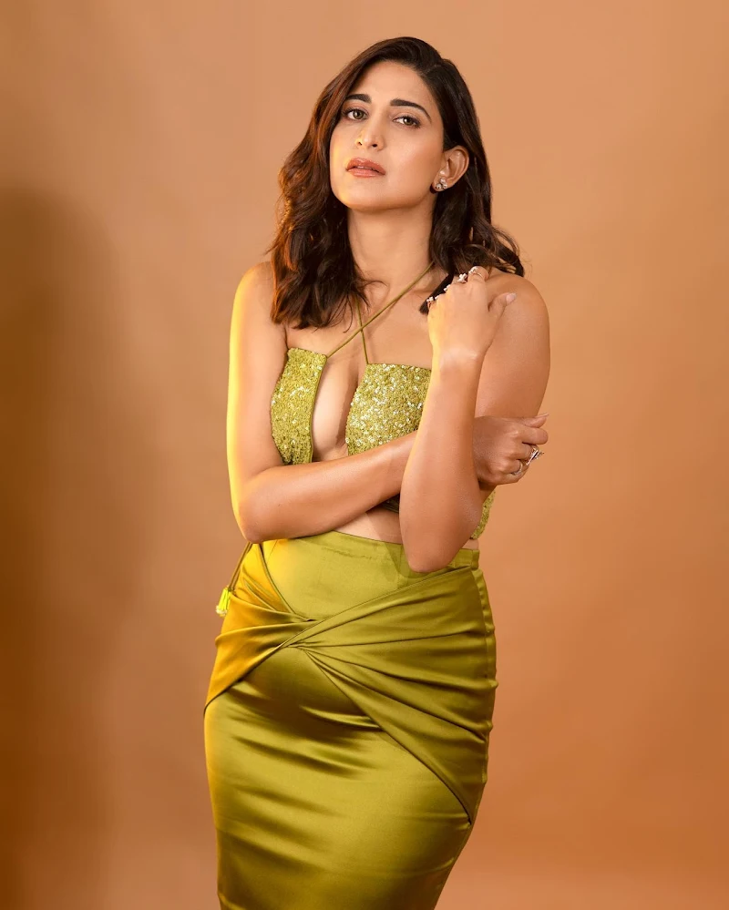 aahana kumra cleavage stylish outfit