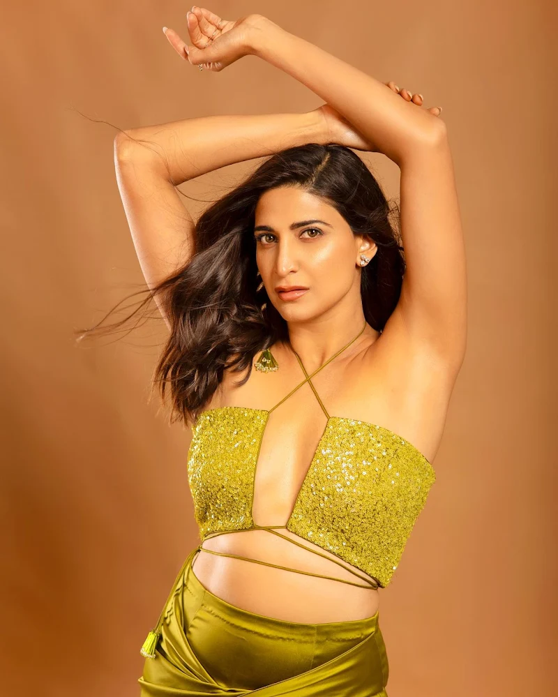 aahana kumra cleavage stylish outfit