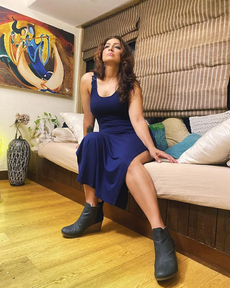 Aartii Naagpal high slit blue dress hot actress