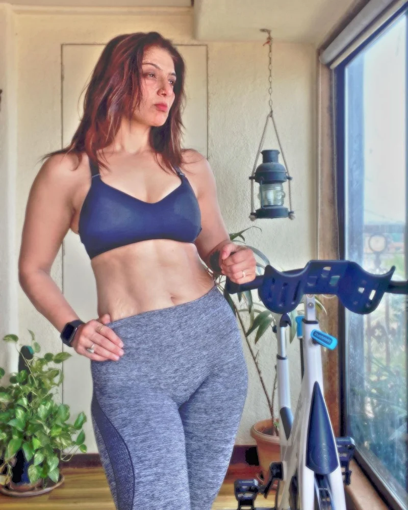 Aartii Naagpa curvy fit indian actress gym outfit