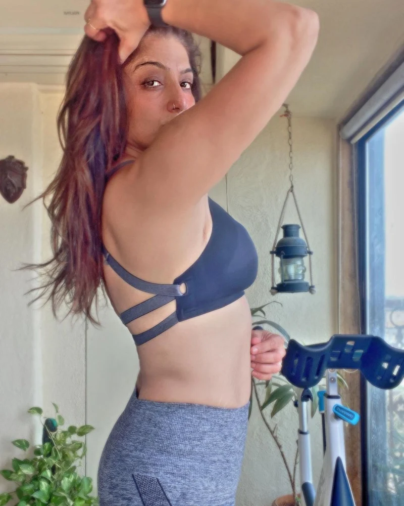 Aartii Naagpa curvy fit indian actress gym outfit