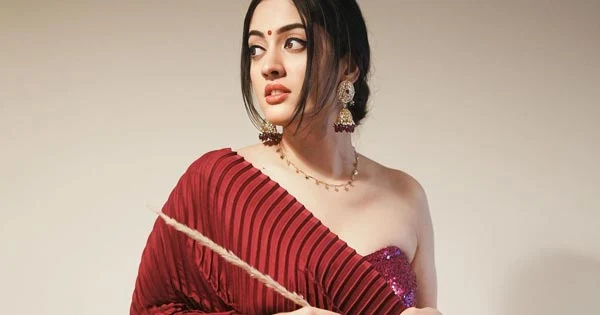 Aditi Sharma in saree with tiny off shoulder blouse looks breathtaking – see now.