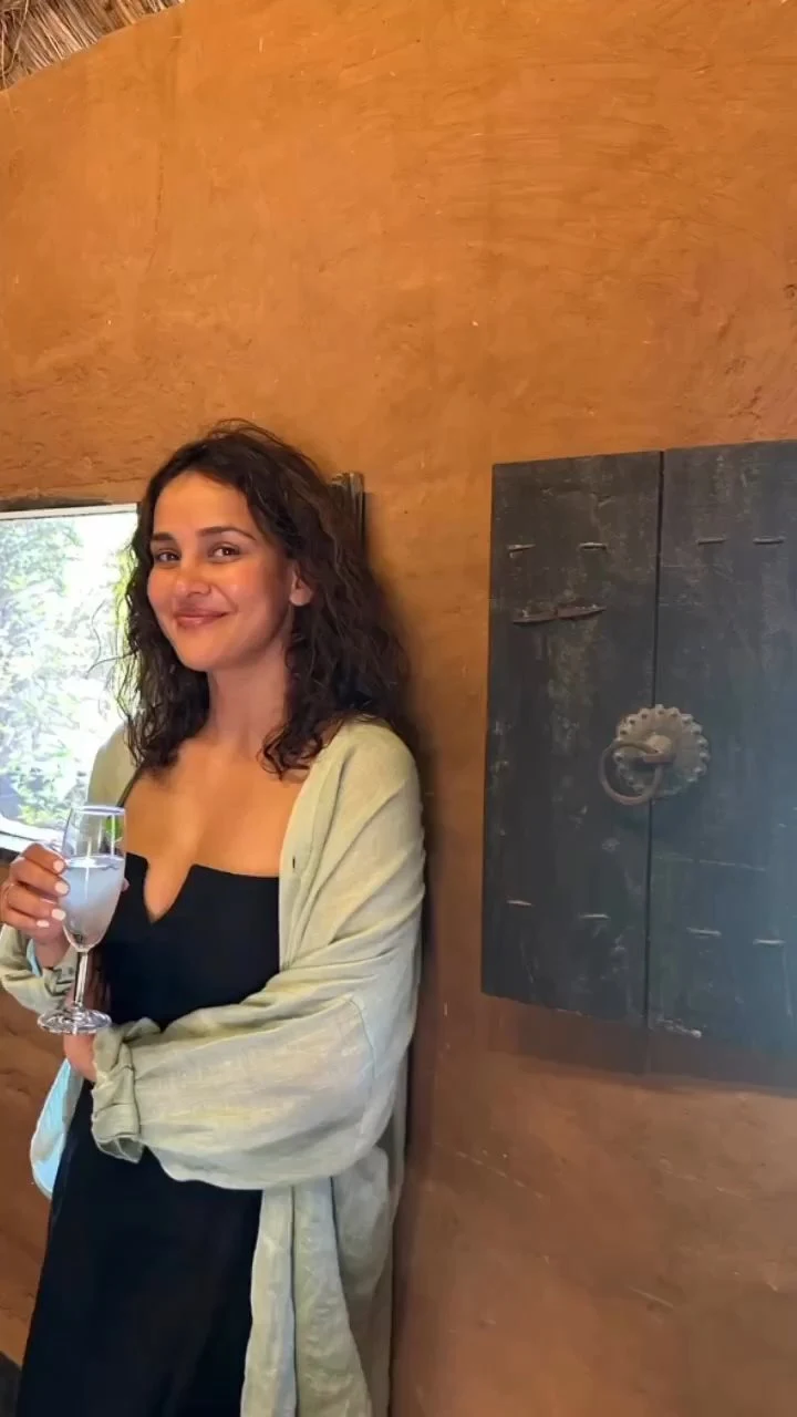 aisha sharma cleavage black dress