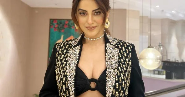 Akshara Singh in tiny black top put on a busty display and showed her stylish bold look – see now.