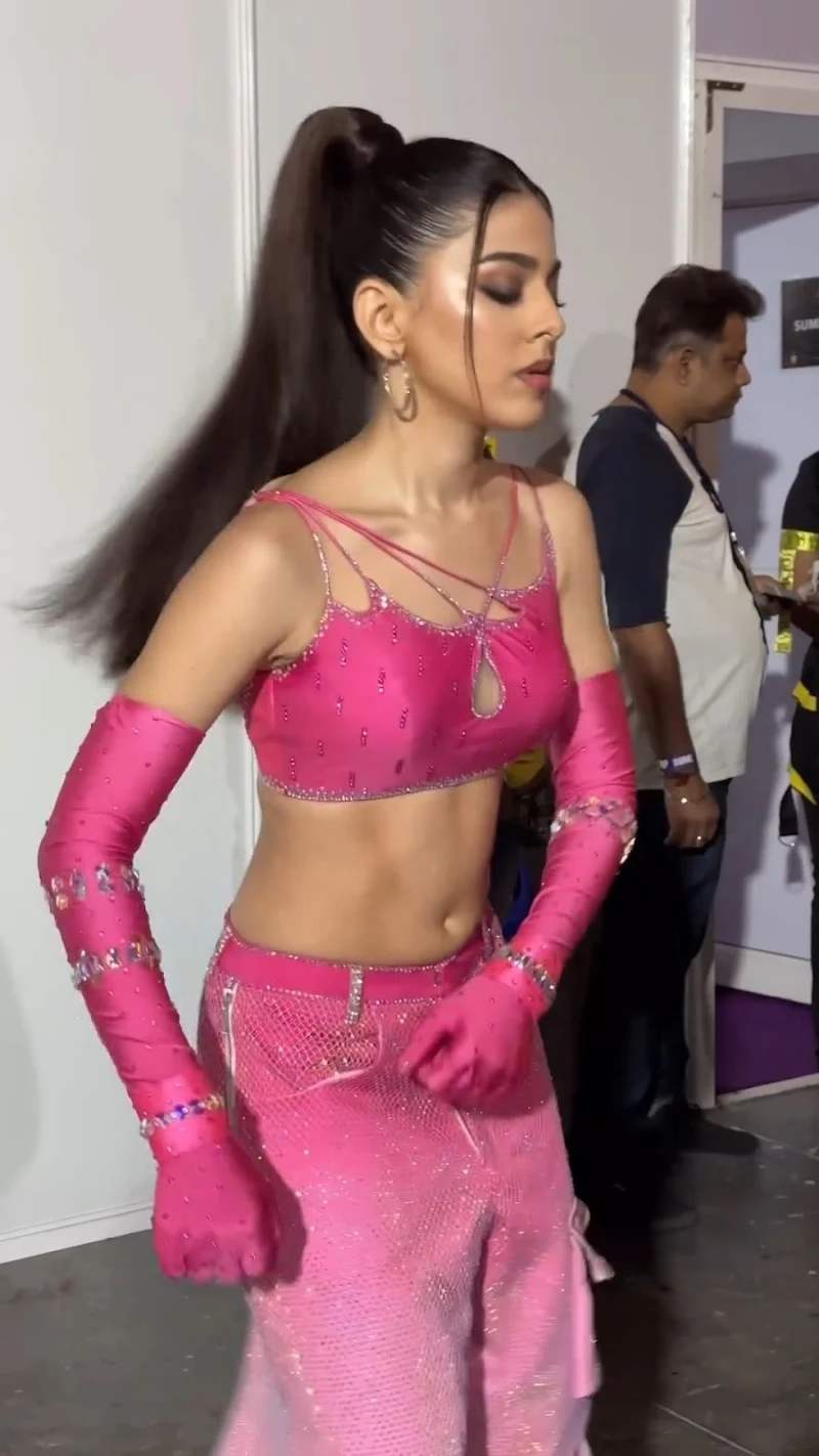 alaya f pink outfit navel sexy body