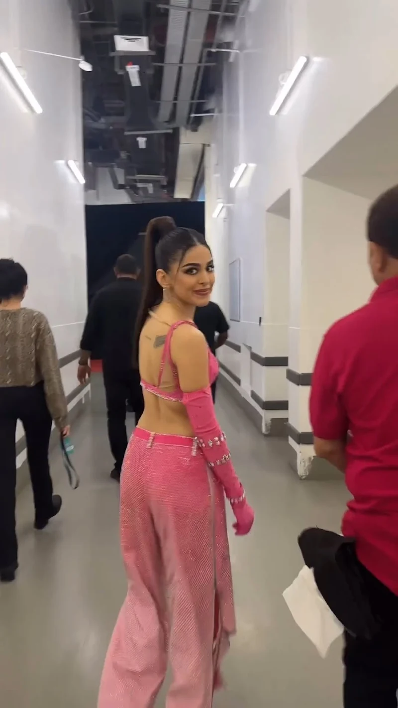 alaya f pink outfit navel sexy body