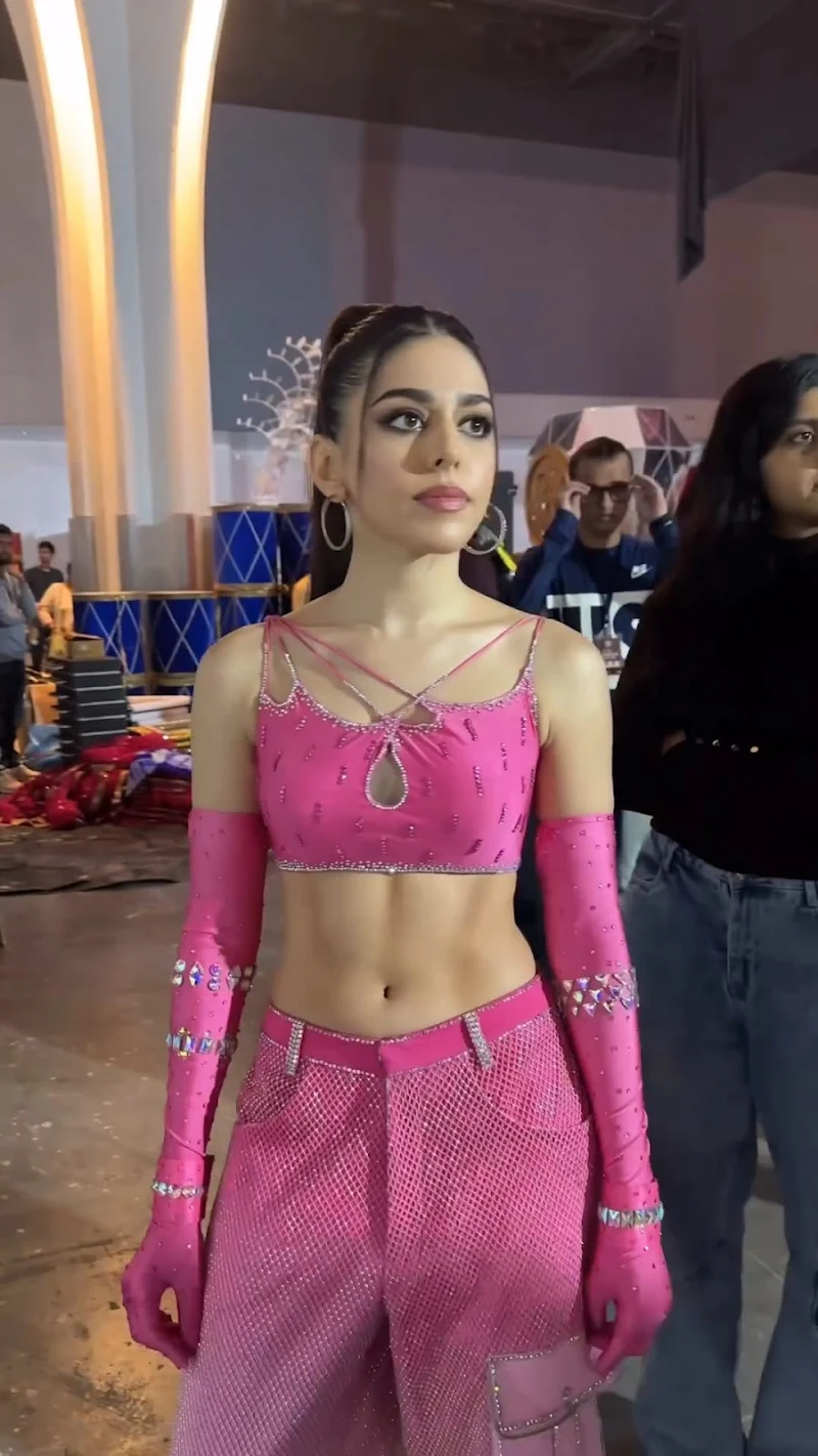 alaya f pink outfit navel sexy body