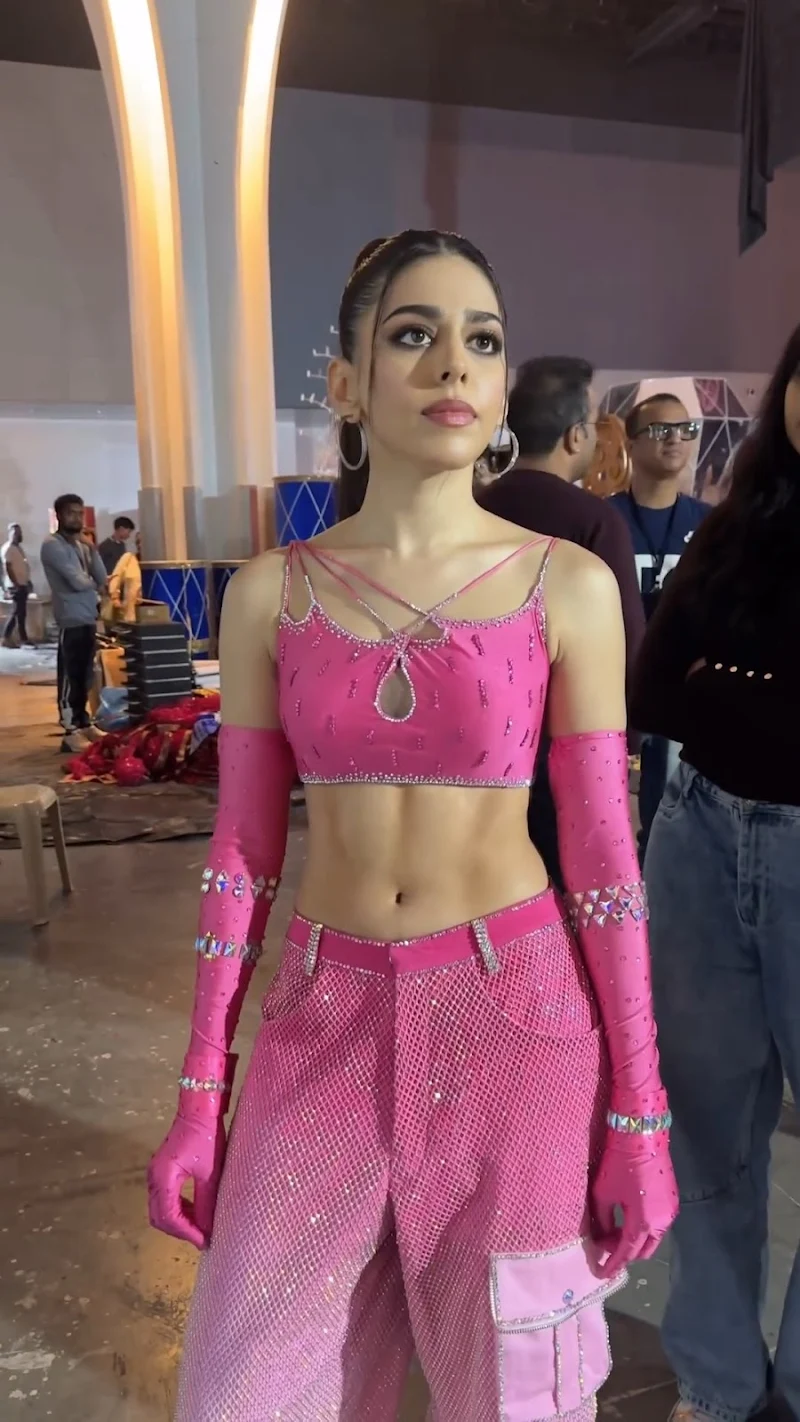 alaya f pink outfit navel sexy body