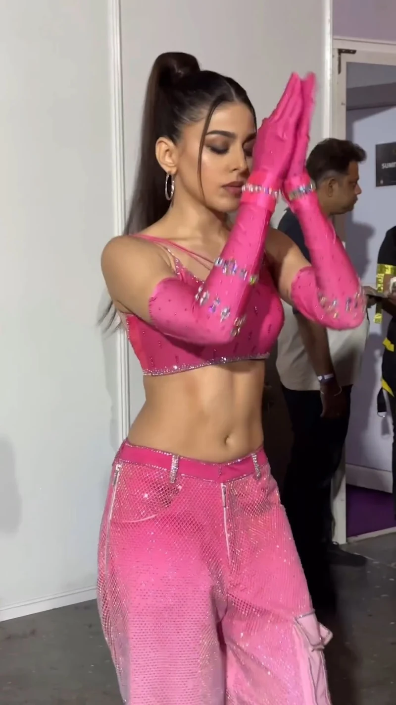 alaya f pink outfit navel sexy body