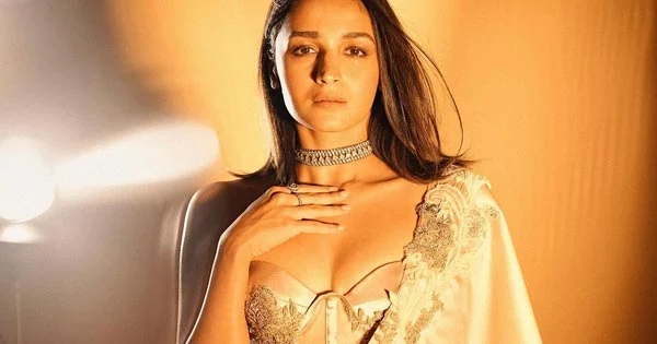 alia bhatt saree cleavage corset blouse