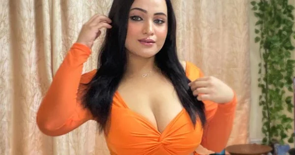 aliya naaz cleavage busty indian web series actress