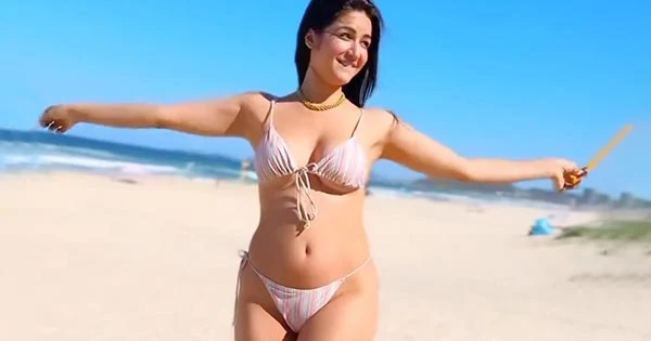 Amy Aela in tiny string bikini is too hot to handle – see video.