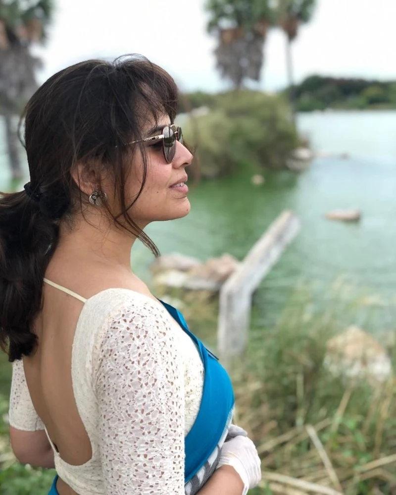 Anasuya Bharadwaj backless saree sexy back south actress