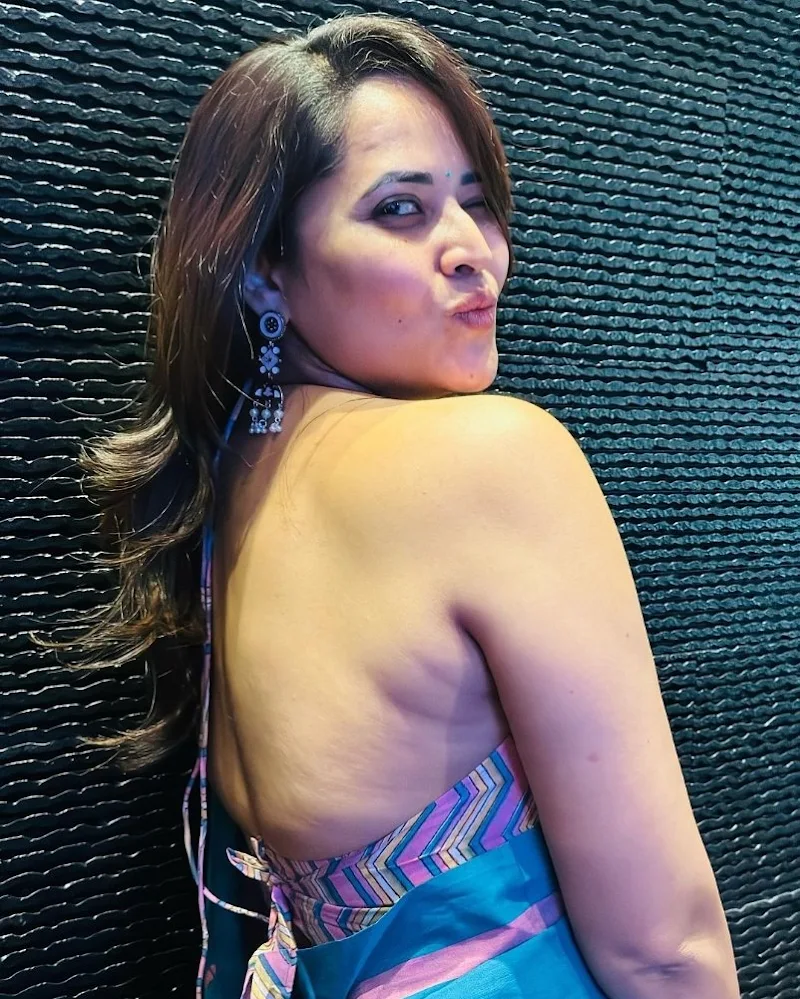 Anasuya Bharadwaj backless saree sexy back south actress