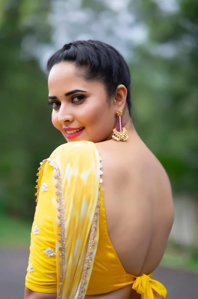 Anasuya Bharadwaj backless saree sexy back south actress