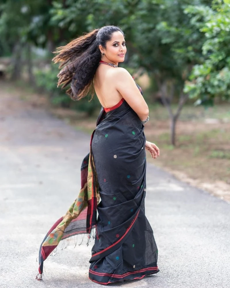 Anasuya Bharadwaj backless saree sexy back south actress