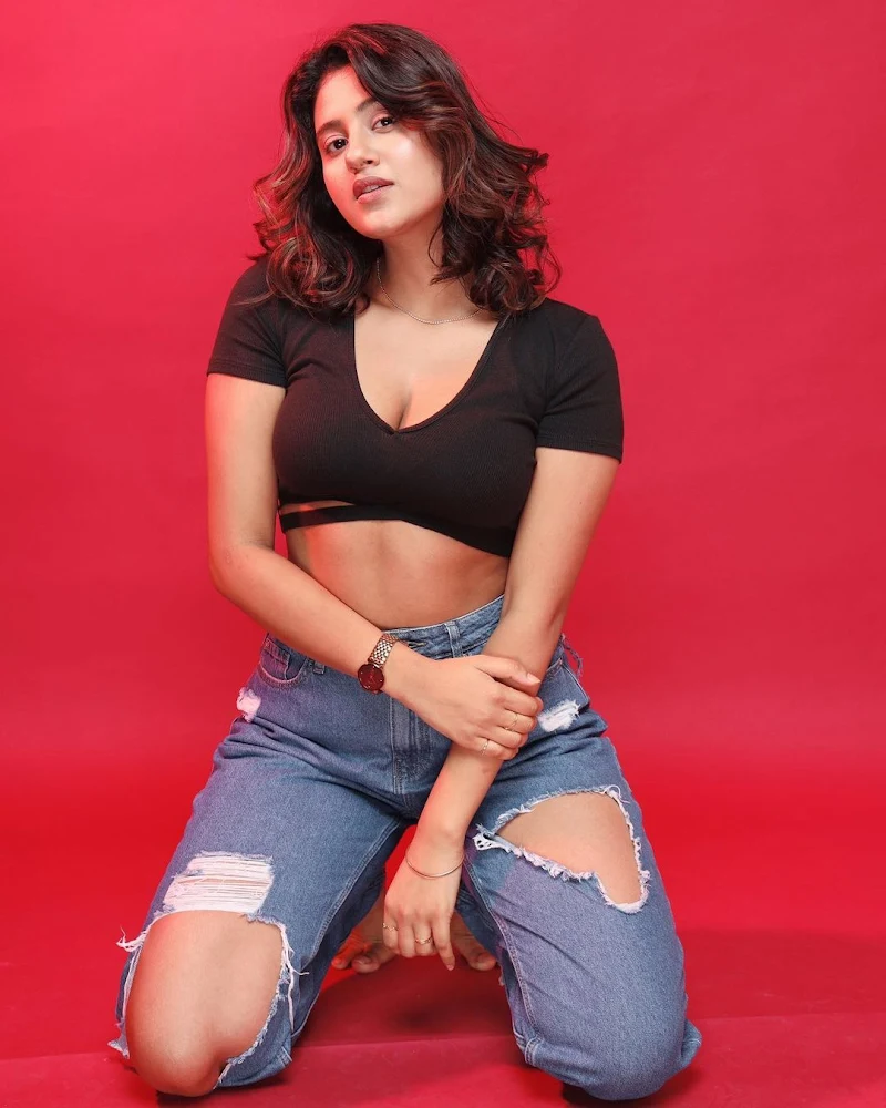 anjali arora cleavage top jeans indian model