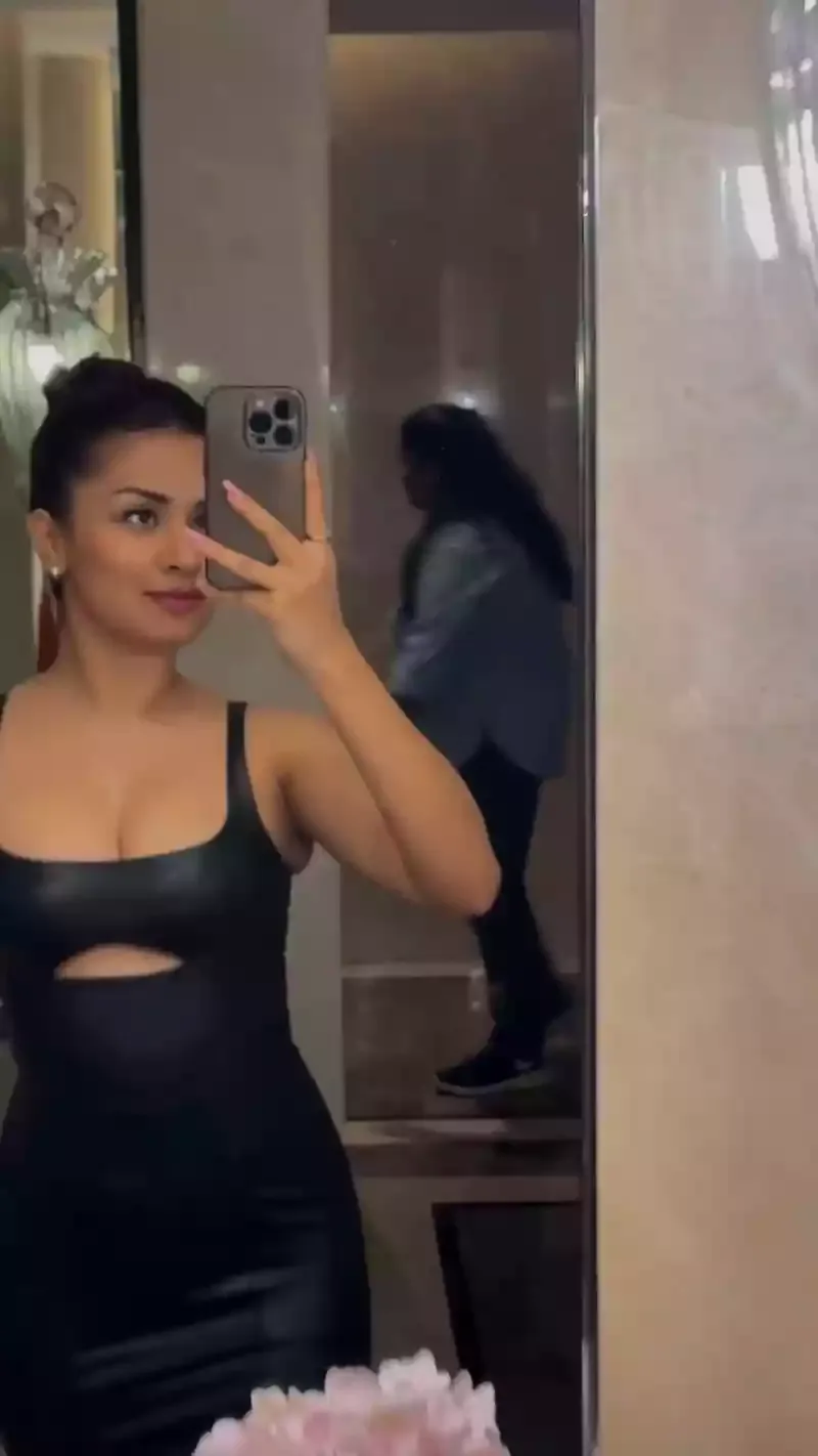 avneet kaur black bodycon dress curvy cleavage selfie