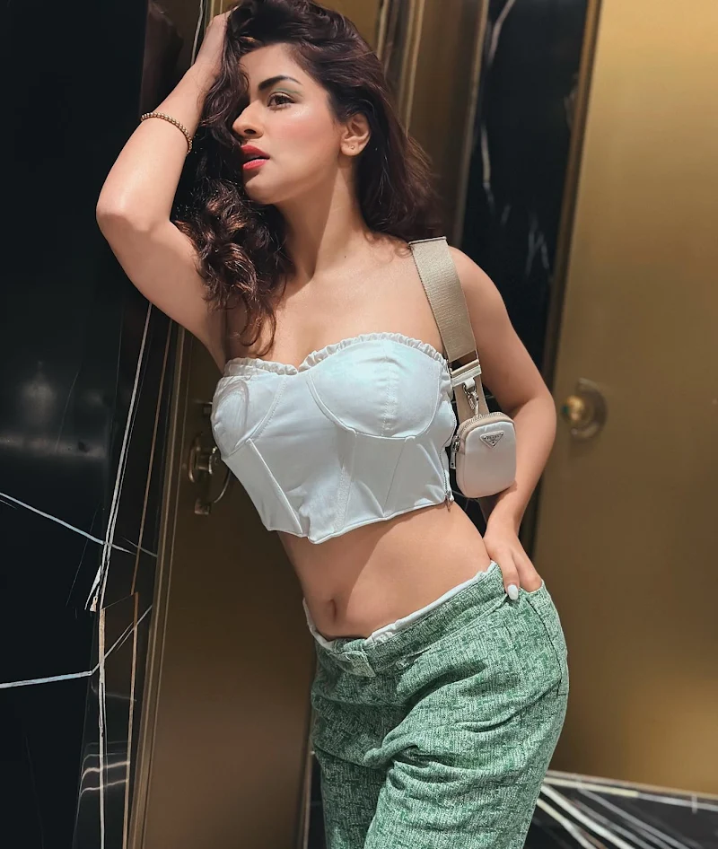 avneet kaur cleavage navel curvy indian model crop top