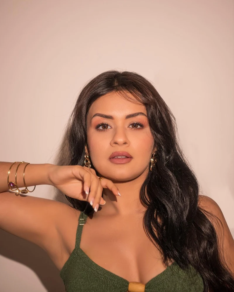 Avneet Kaur cleavage tight green dress