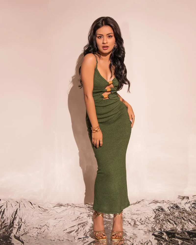 Avneet Kaur cleavage tight green dress