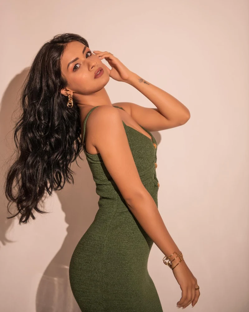 Avneet Kaur curvy tight green dress