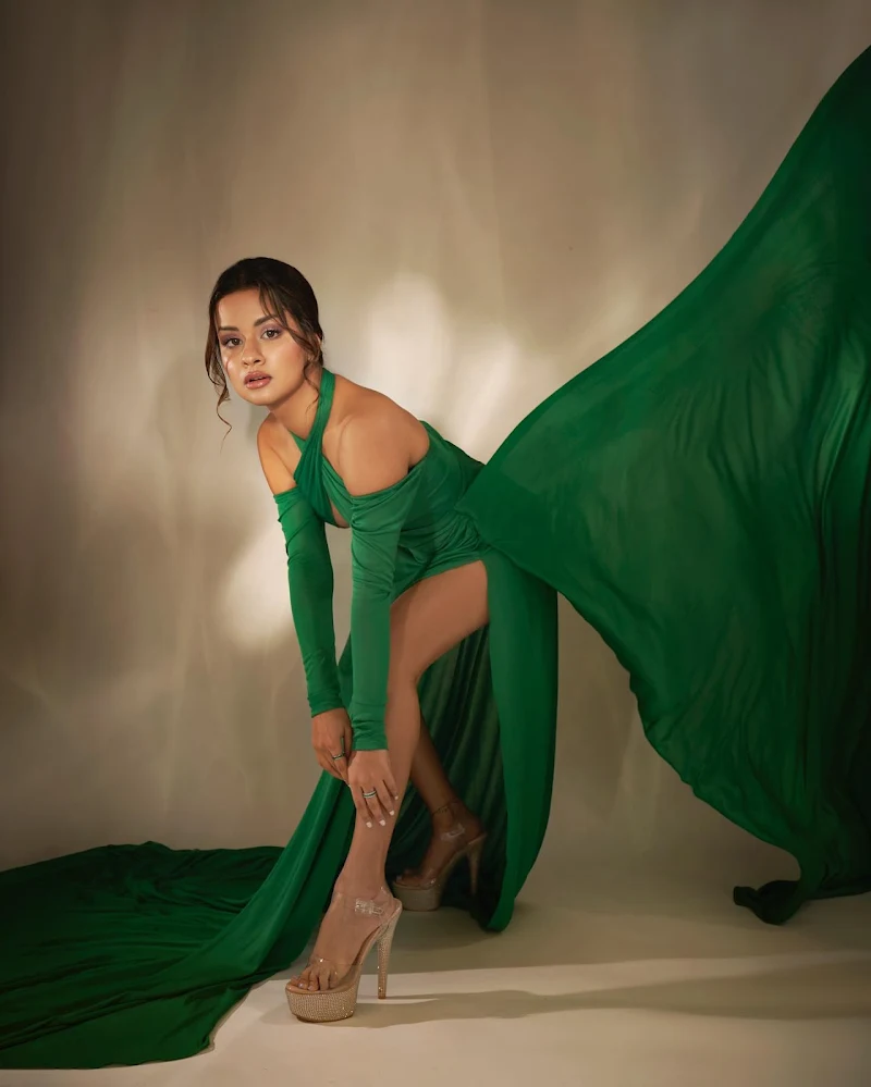 avneet kaur green dress cleavage sexy legs