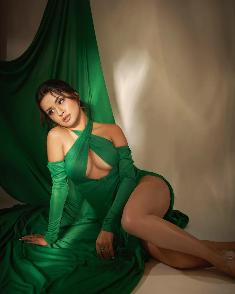 avneet kaur green dress cleavage sexy thighs