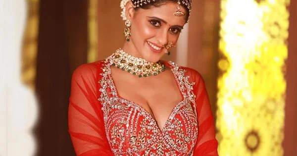 Ayesha Singh in this cleavage baring Indian attire looked stunning – see now.