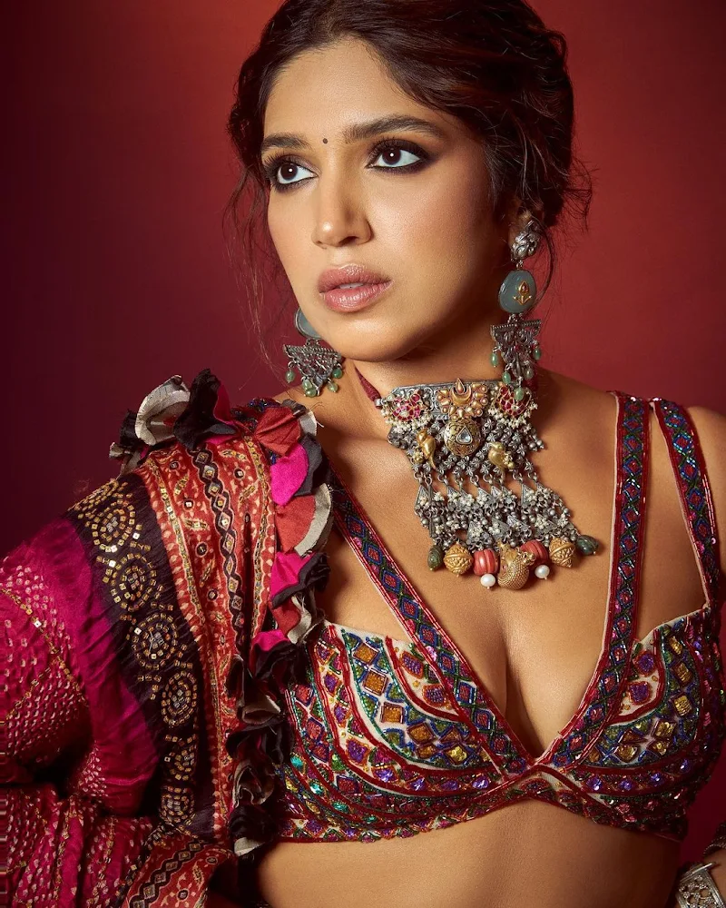 Bhumi Pednekar cleavage indian outfit