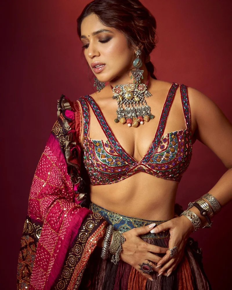 Bhumi Pednekar cleavage indian outfit