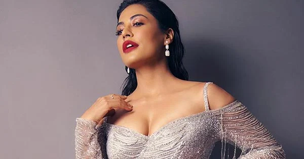 Chitrangada Singh in this cleavage baring body hugging silver shimmery dress wowed fans – see now.