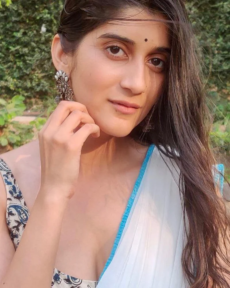 Deeksha Joshi white saree hot actress jayeshbhai jordaar