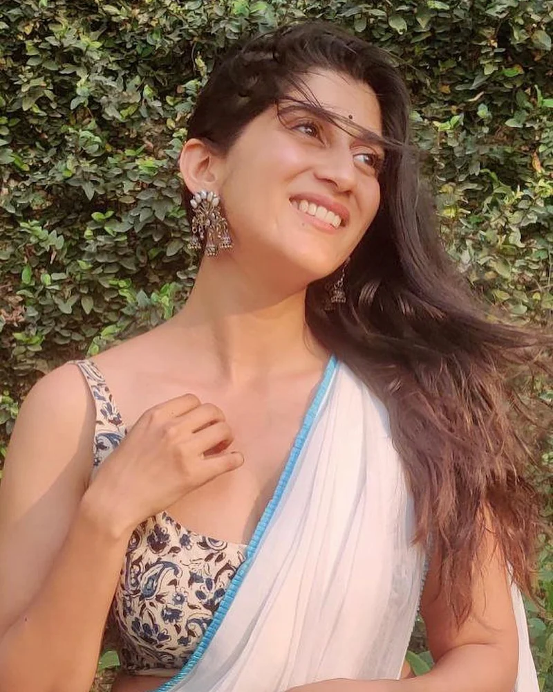 Deeksha Joshi white saree hot actress jayeshbhai jordaar