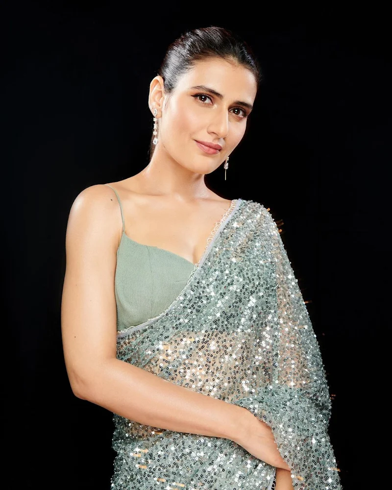 Fatima Sana Shaikh sheer saree hot actress