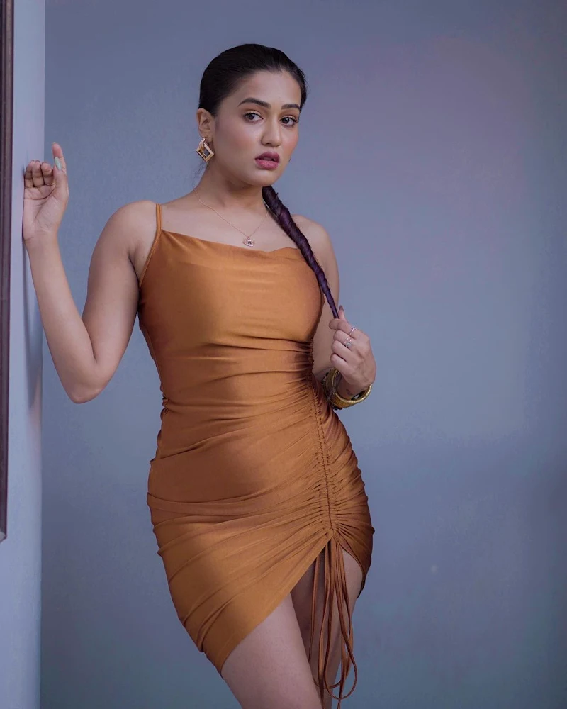 garima chaurasia curvy body short tight dress