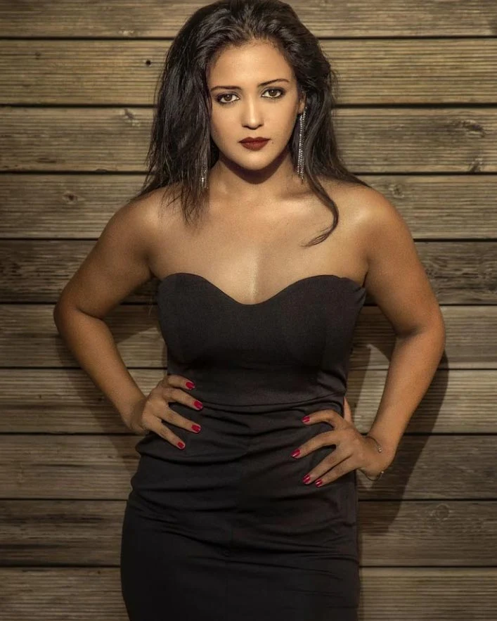 Gulki Joshi black dress hot photoshoot