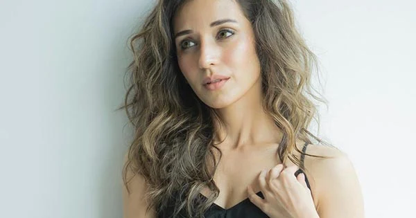 Heli Daruwala short black dress