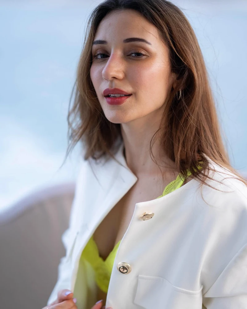 Heli Daruwala cleavage yellow bralette