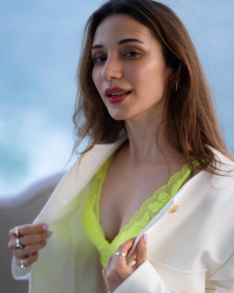 Heli Daruwala cleavage yellow bralette