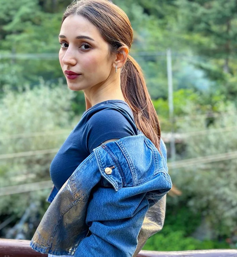 heli daruwala slim figure