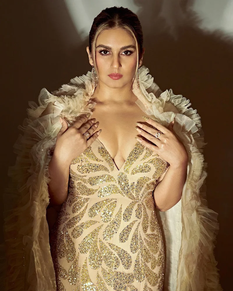 Huma Qureshi cleavage curvy golden dress