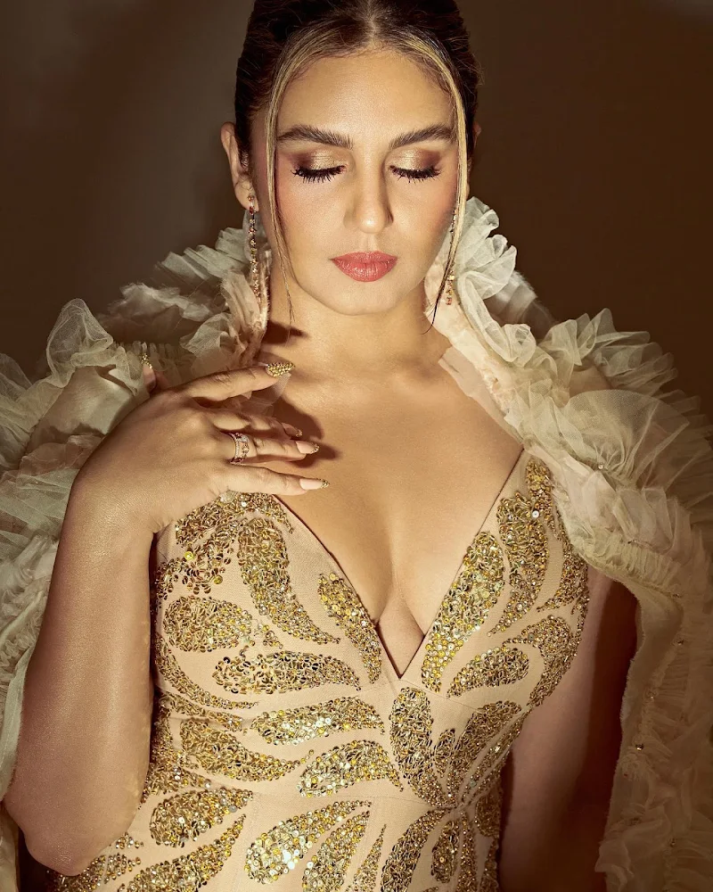 Huma Qureshi cleavage curvy golden dress