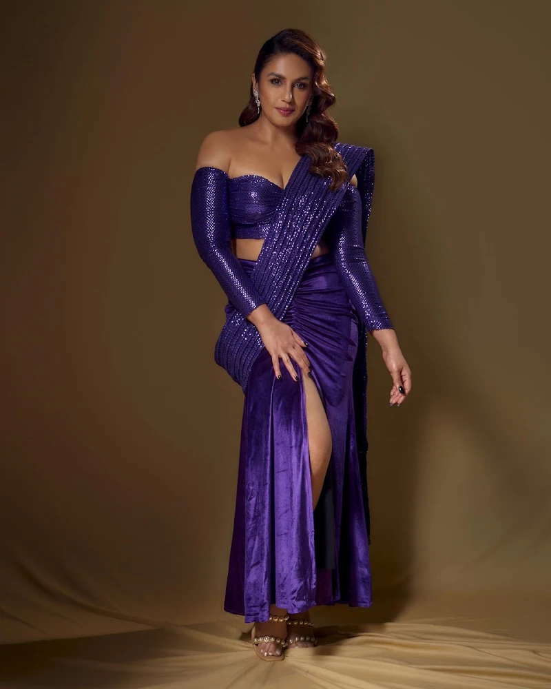 huma qureshi cleavage curvy legs purple saree