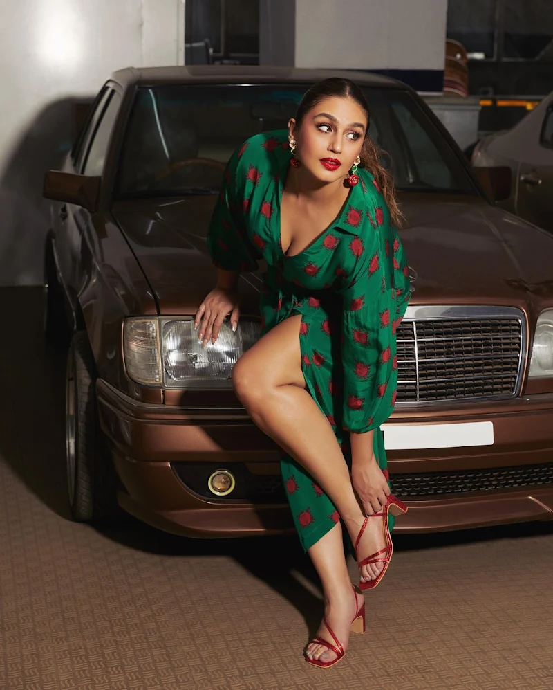 Huma Qureshi cleavage legs curvy green outfit