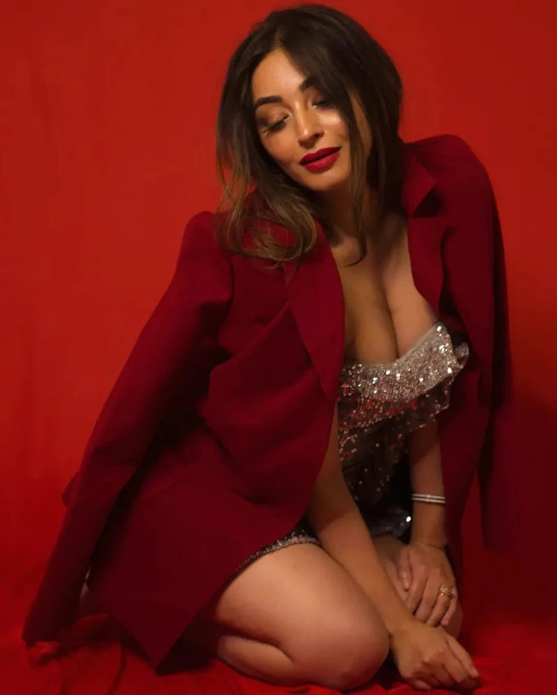 Iira Soni cleavage short dress